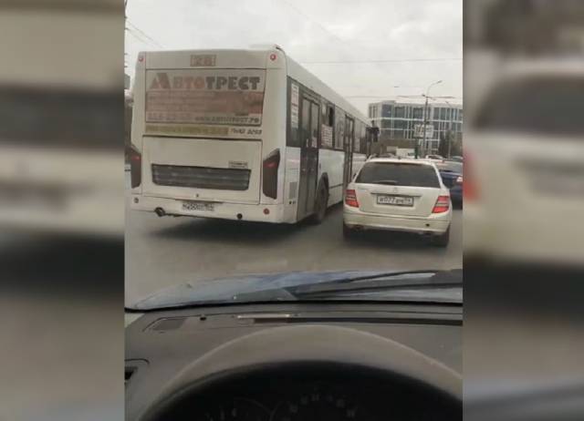 В Новосибирске водитель автобуса №28 дважды грубо нарушил ПДД и нахамил в ответ на замечания