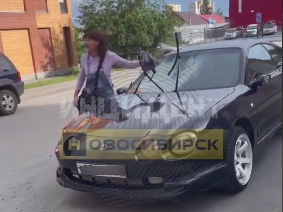 В закрытом дворе элитной многоэтажки девушка разбила зонтиком чужое авто