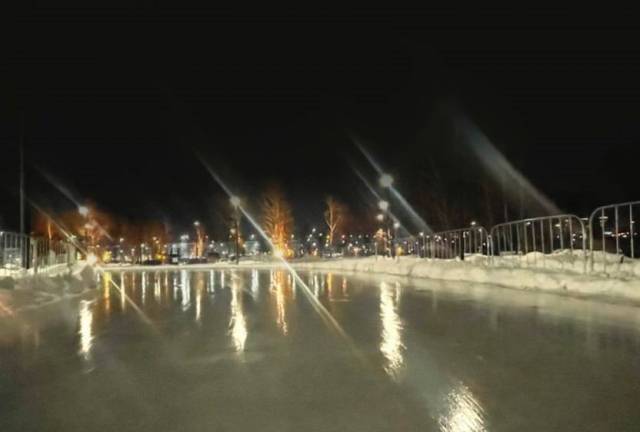 В Новосибирске в парке «Арена» рядом с новым ЛДС открыли платный каток