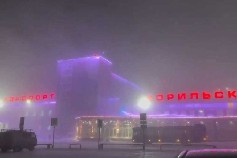 Самолет из Норильска в Новосибирск задерживается из-за метели