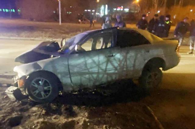В Новосибирске женщина насмерть разбилась на угнанном автомобиле