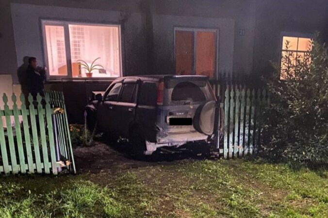 Под Новосибирском водитель Honda CR-V врезался в дом и погиб