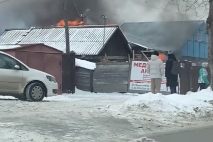 В Новосибирске загорелись два частных дома: пожарные ликвидируют возгорание