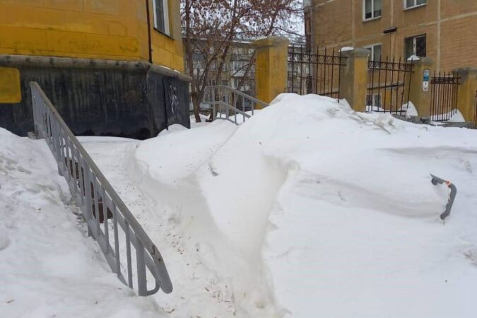 В Новосибирске управляющая компания выплатит ребенку 200 тысяч за падение на заледенелой лестнице