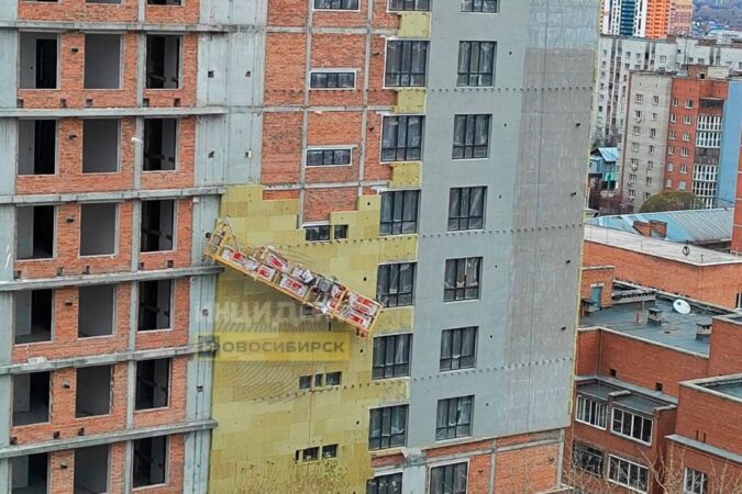 На стройке в Новосибирске едва не рухнула люлька с людьми