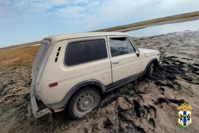 В Новосибирской области парень угнал «Ниву» и бросил её в грязи