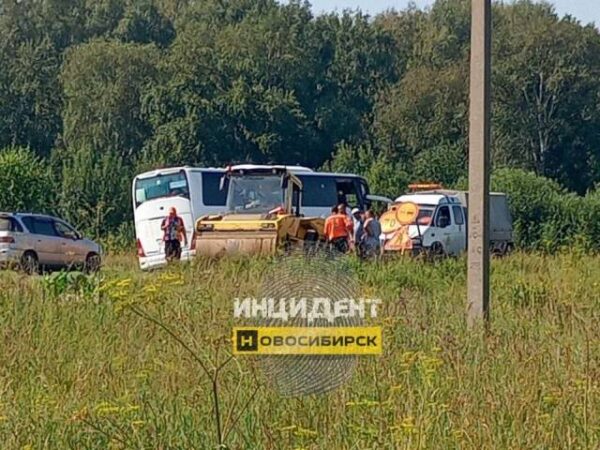 Дорожный каток въехал в пассажирский автобус на трассе под Новосибирском