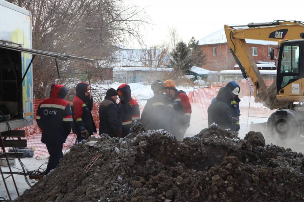 В Новосибирске до вечера устранят последствия крупной коммунальной аварии