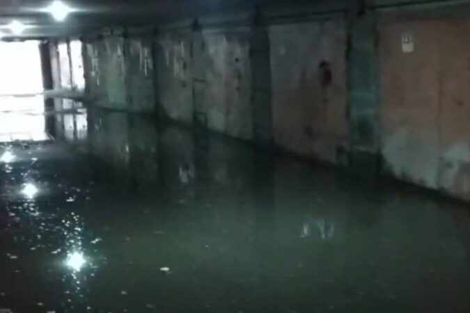 Глубина 7-8 сантиметров: в Новосибирске после ливня затопило гаражи