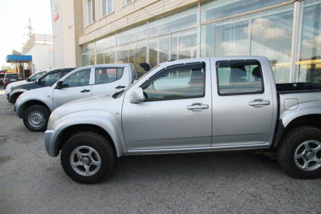 Новосибирское Заксобрание отправило пикапы в зону СВО