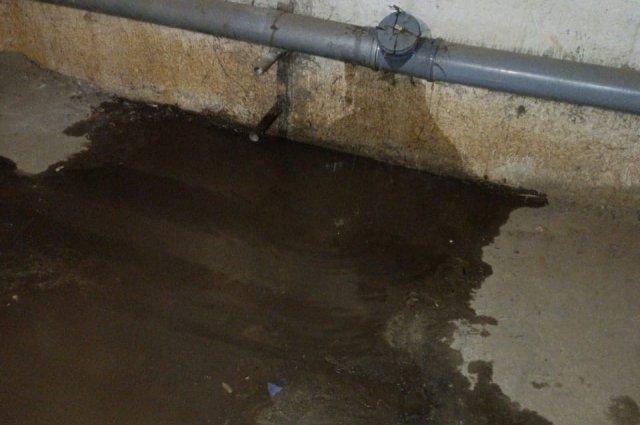 Под Новосибирском подвал 5-этажного дома затопило фекалиями