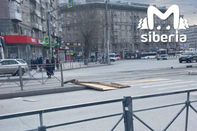 Во время шторма на новосибирца упало ограждение