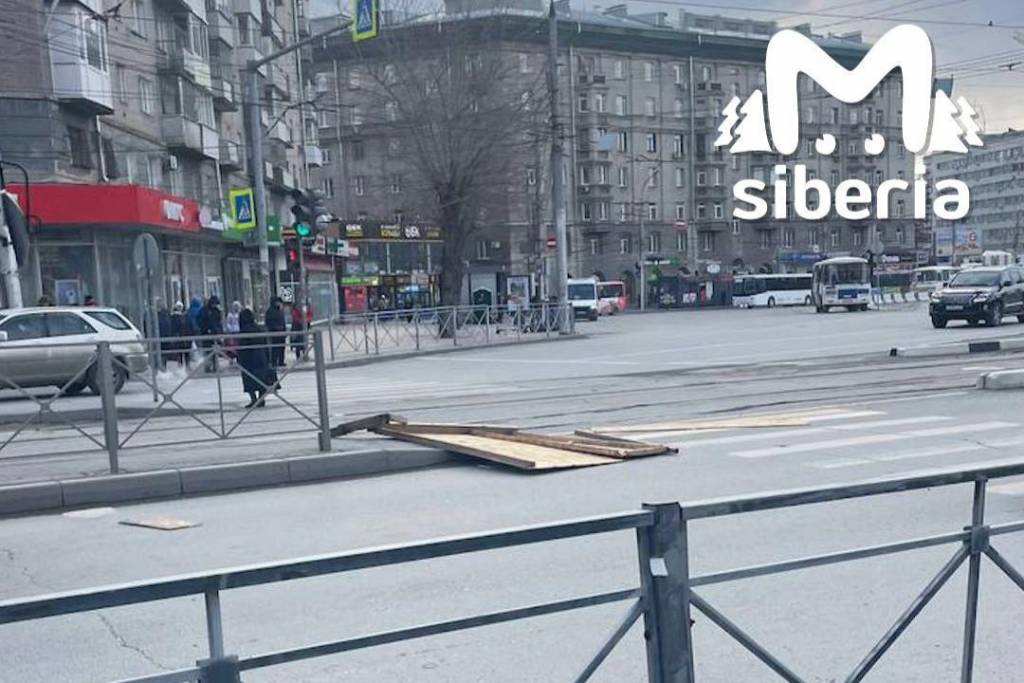Во время шторма на новосибирца упало ограждение