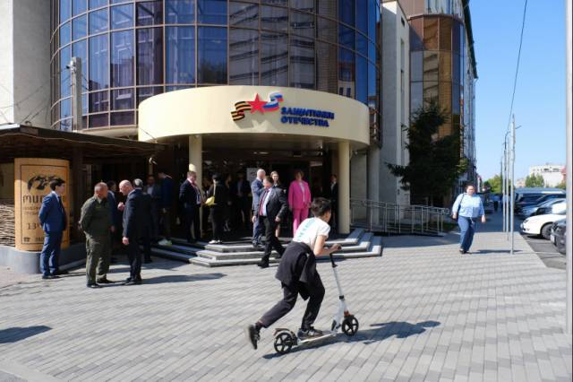 Андрей Травников оценил условия для помощи бойцам СВО и их семьям в филиале госфонда «Защитники Отечества»