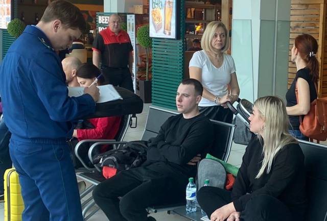 В Новосибирске 23 февраля пассажиры более 10 часов ждут вылета в Таиланд