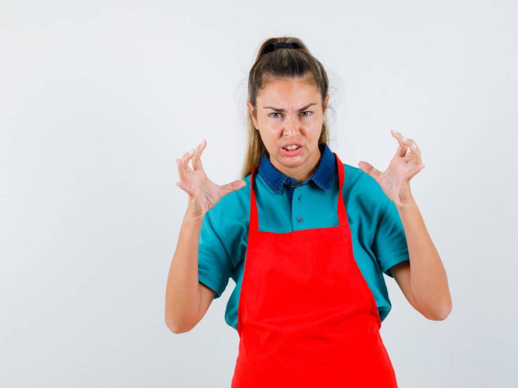 В «курином» магазине Искитима произошел скандал из-за «раскопок в холодильнике»