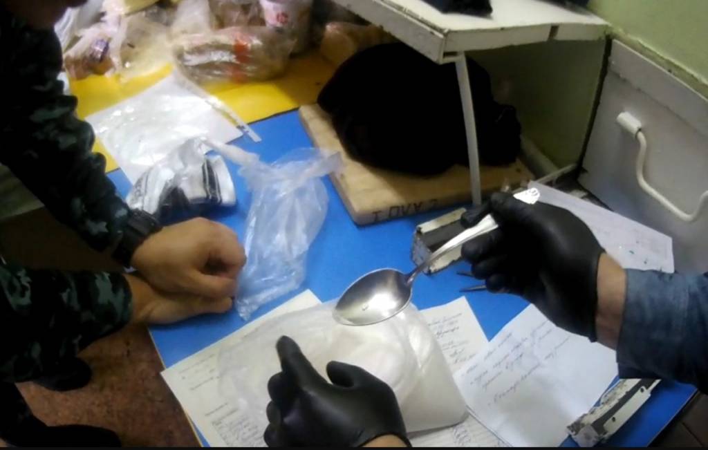 Под Новосибирском ФСБ пресекла поставку крупной партии наркотиков в СИЗО