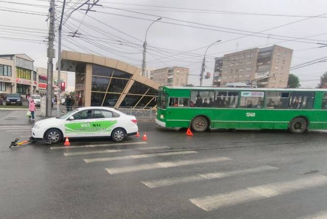 В Новосибирске таксист сбил самокатчика на пешеходном переходе
