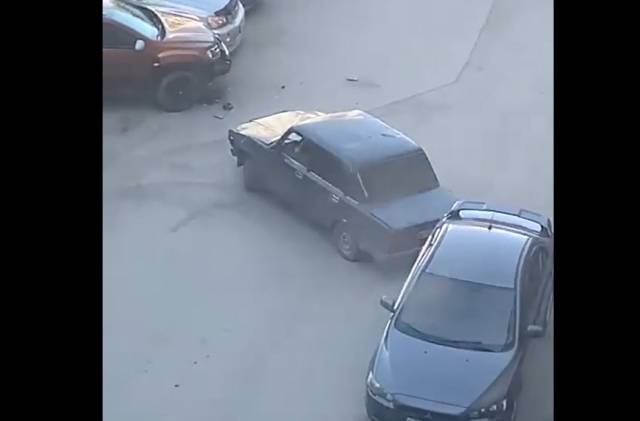 В Новосибирске пьяный водитель «Жигулей» протаранил 3 машины и скрылся с места ДТП