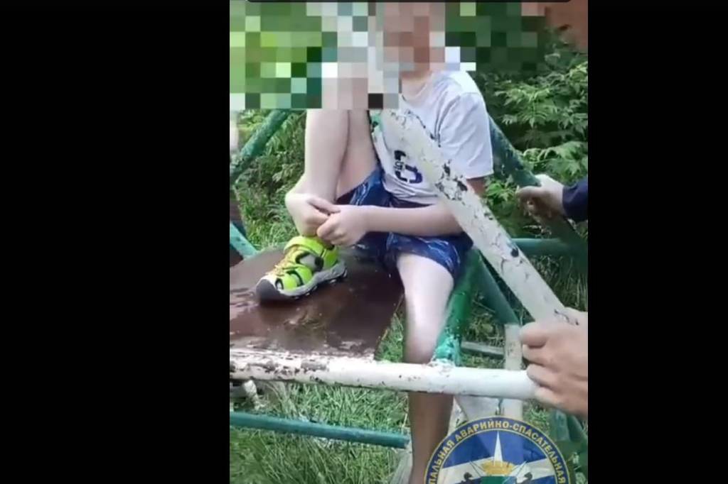 В Новосибирске у 7-летнего мальчика застряла нога в металлической горке