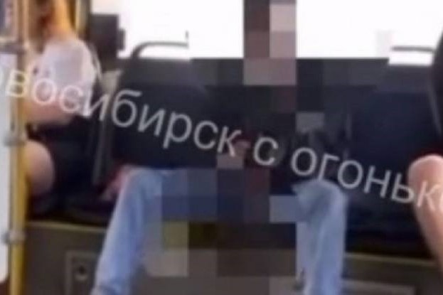 В Новосибирске полиция ищет онаниста из автобуса №39