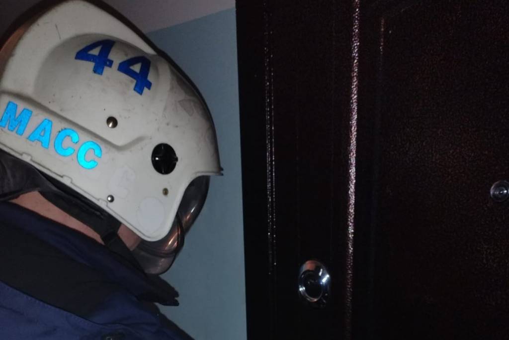 В Новосибирске в запертой квартире на улице Громова обнаружили труп молодого мужчины