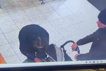 Женщина с коляской попалась на краже телефона в Новосибирске