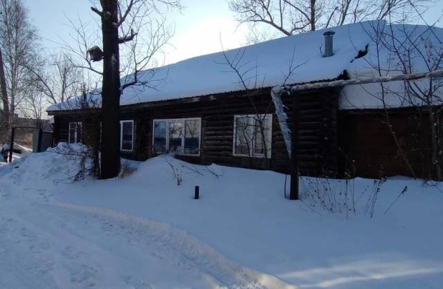 Новосибирский СКР проводит проверку по факту проживания людей в разрушающемся доме в Барабинске