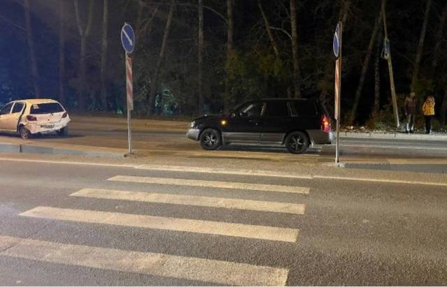 В Новосибирске Subaru врезался в машину с ребенком на пешеходном переходе