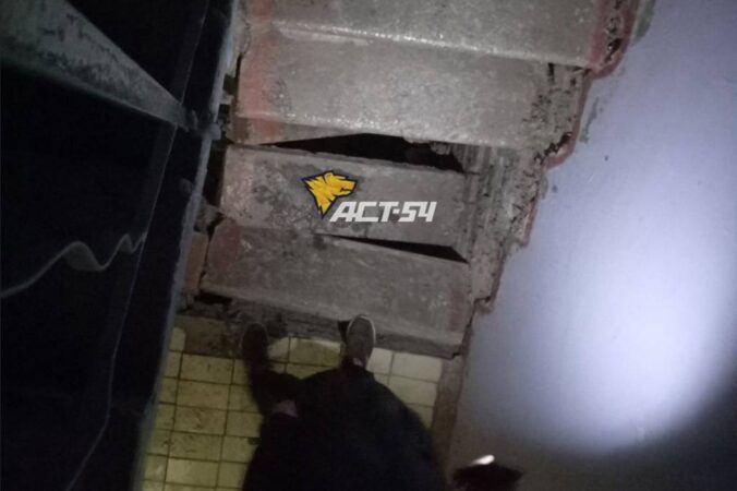 В Новосибирске прокуратура проводит проверку из-за обрушения лестницы в жилом доме