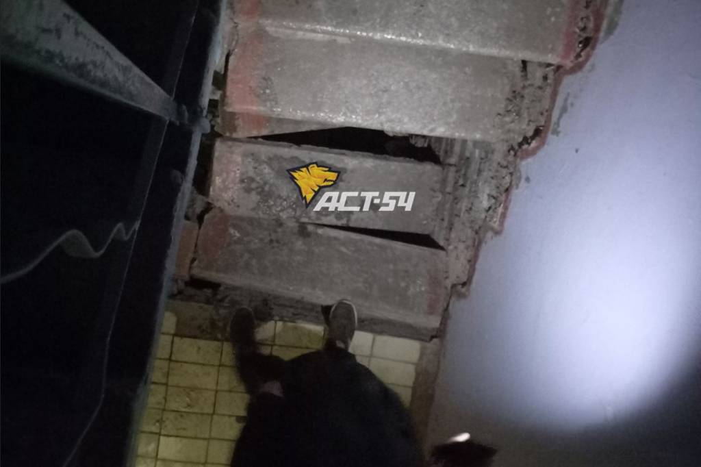 В Новосибирске прокуратура проводит проверку из-за обрушения лестницы в жилом доме