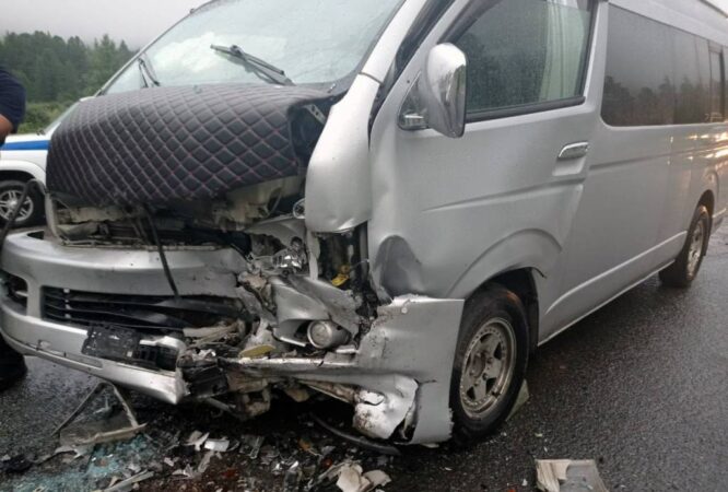 Житель Новосибирска протаранил микроавтобус на Алтае: пострадали 8 человек