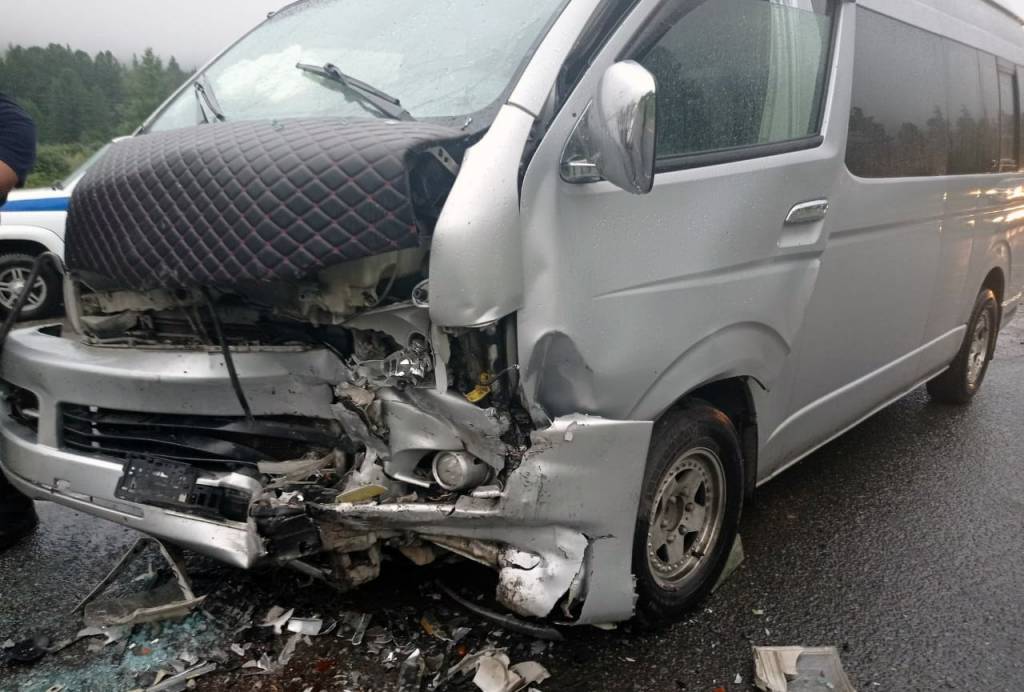 Житель Новосибирска протаранил микроавтобус на Алтае: пострадали 8 человек