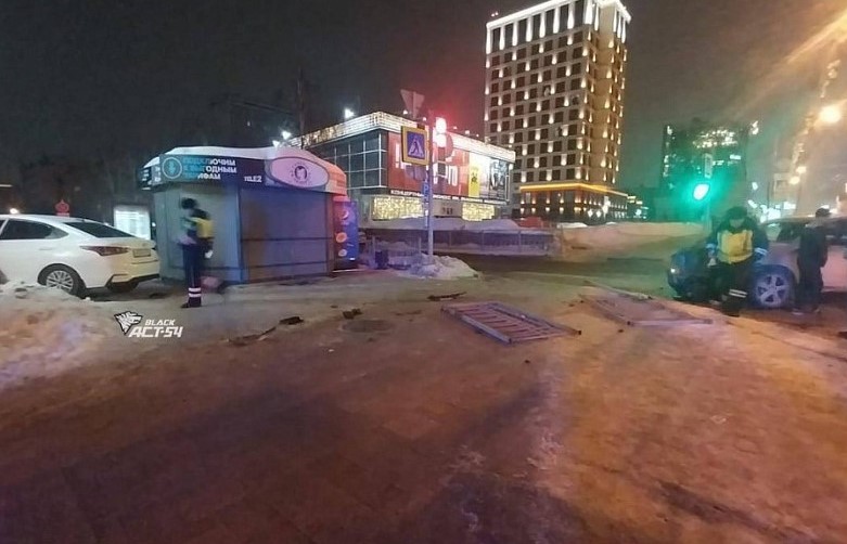 В Новосибирске таксист влетел в дом и попал в больницу