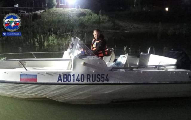 Новосибирец помог пьяному мужчине на лодке пришвартоваться к берегу