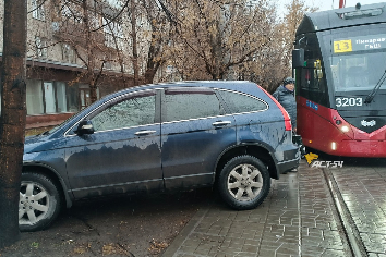 Новосибирец на два часа парализовал движение трамваев