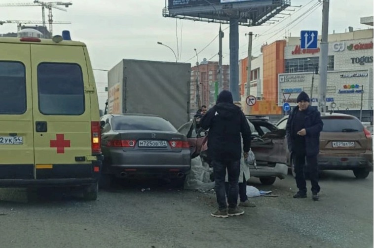Пять машин столкнулись возле ТЦ «Аура» в Новосибирске