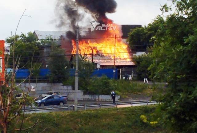 В Новосибирске из-за пожара в частном доме на Островского перекрыли выезд с улицы