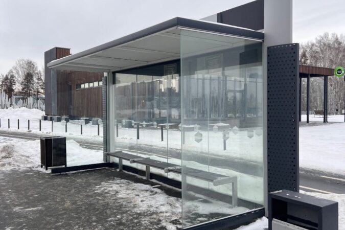 Остановки у ЛДС в Новосибирске оборудовали антивандальными стеклами