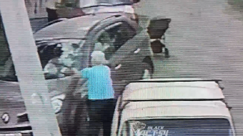 В Новосибирске женщина кувалдой разбила лобовое стекло иномарки