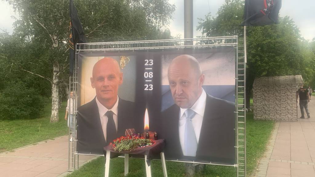 Стихийный мемориал Пригожину появился в Новосибирске в годовщину его смерти