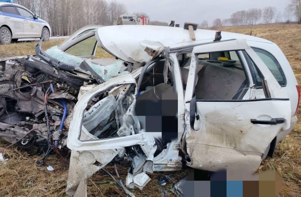Водитель Lada погиб в тройном ДТП с фурой под Новосибирском