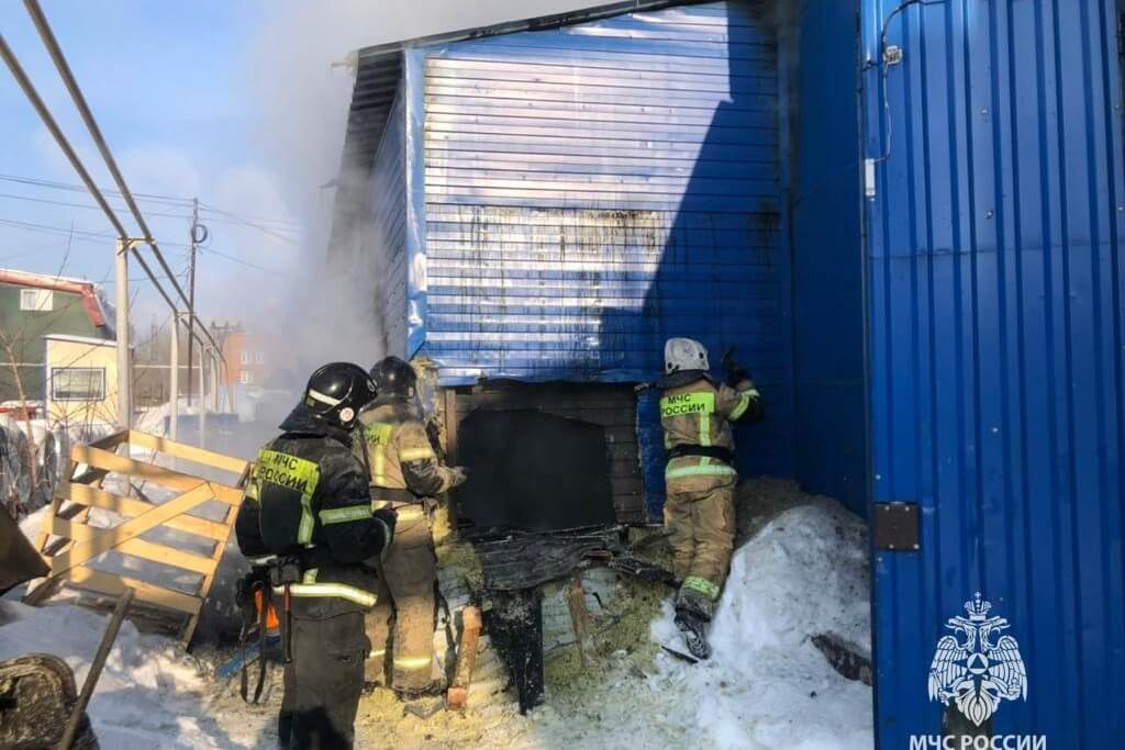 В Новосибирске загорелся склад композитных материалов на Бердском шоссе