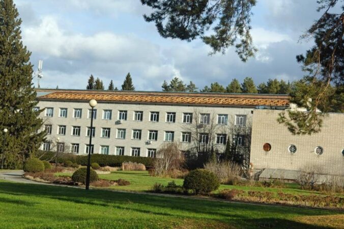 В Новосибирске ветер сорвал крышу с ботсада в Академгородке