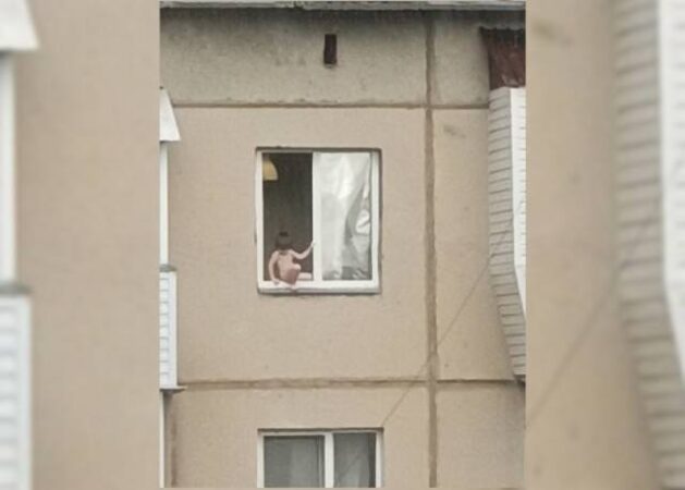 В Оби маленький ребенок едва не выпал из окна многоэтажки