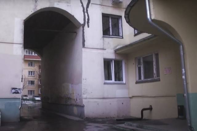 В Новосибирске многодетная семья заставила УК утеплить стену дома