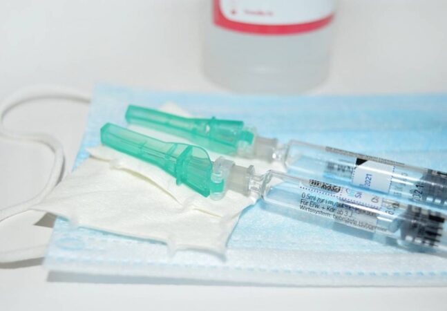 «Законы всем безразличны»: жителю Новосибирска в поликлинике отказали в получении прививки от бешенства