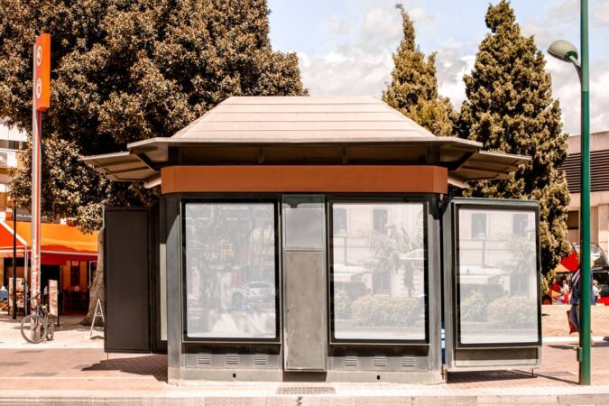 В Новосибирске мэрия ищет доставщика 18 киосков из Подмосковья