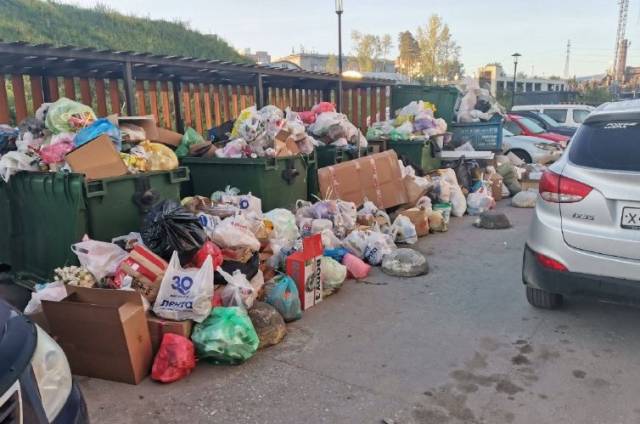 Жители Новосибирска пожаловались на мусорный коллапс на Светлановской