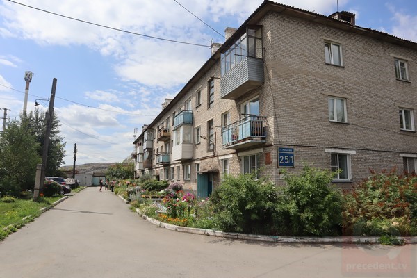 В Новосибирске улицу Малыгина у Хилокского рынка засыпало желтым порошком со свалки